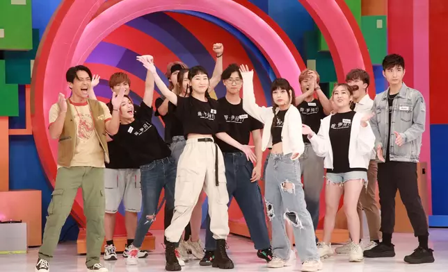 「聲夢傳奇隊」大晒功架，以Acapella形式唱出《獎門人》主題曲。