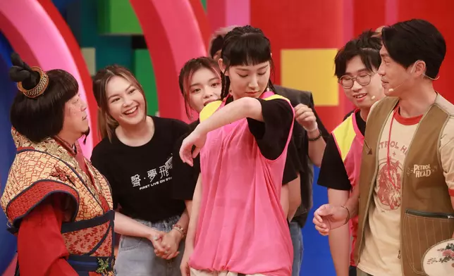 Gigi呢個抹汗動作似足聞胳肋底，Cute到爆。