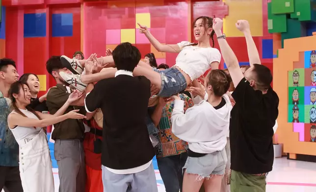 胡敏芝一個救全家，仲畀人拋起慶祝添。