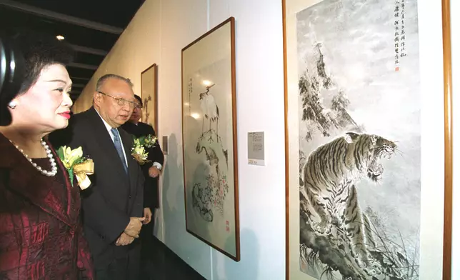 廖承志之母何香凝也是一位藝術家。圖為2003年，董建華出席何香凝藝術精品展。(資料圖片)