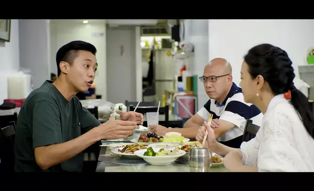 三位香港人到港式茶餐廳相聚，吃多士牛河。