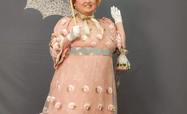 小寶畀長裙同埋高踭鞋考起，有一場戲仲唔小心仆到流晒血。