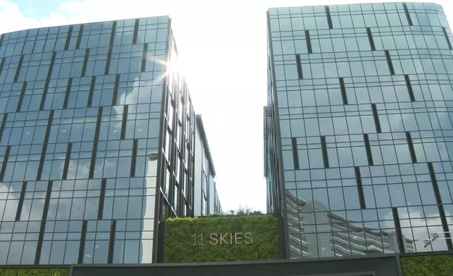 新世界發展投資超過200億元打造的11 SKIES，位於香港國際機場航天城，總樓面面積達380萬平方呎，將是全港最大型的一站式遊樂零售商業新地標。