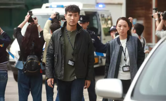 劇中展鵬與陳煒一起查案，前者一反平時靚仔有型形象，扮演滄桑阿Sir「高輝」。