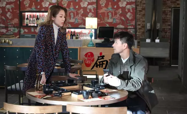 展鵬與飾演火鍋店老闆娘的陳敏之有感情戲。
