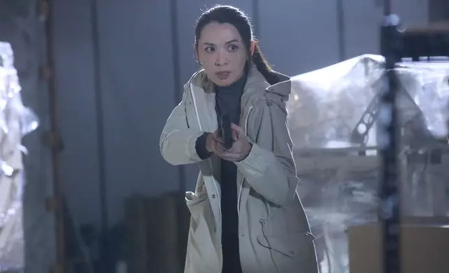 飾演中區重案組警署警長的陳煒都有持槍追捕戲份，好型！