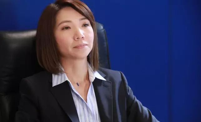 車婉婉飾演展鵬與陳煒上司、重案組高級督察Madam Tong。