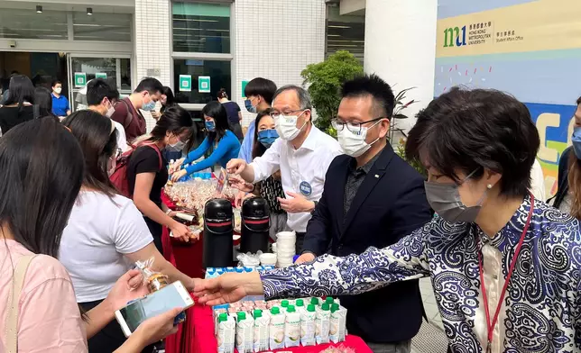 校長林群聲連同副校長（學生事務及支援）郭予光在正校園，歡迎學生回校上課，並向他們派發曲奇和醒神飲品，寓意一個美好的新開始。