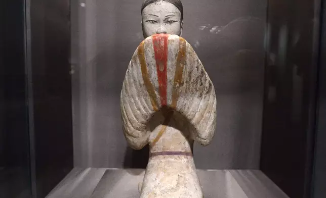 漢代塑衣式彩繪跪坐拱手女俑，造型維肖維妙之餘，亦體現了漢代婦女正坐、雙手遮蓋嘴部的禮儀美態。(資料圖片)