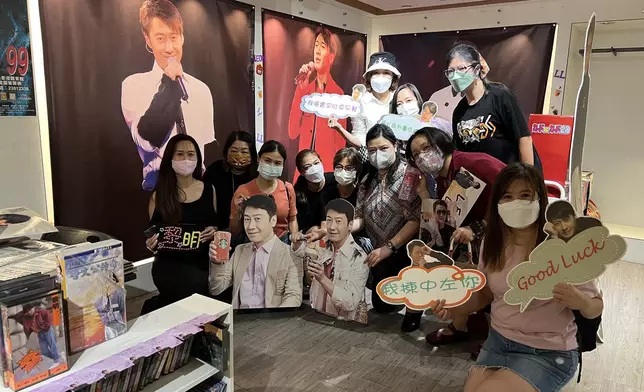 不少忠粉一家大細到場打卡。