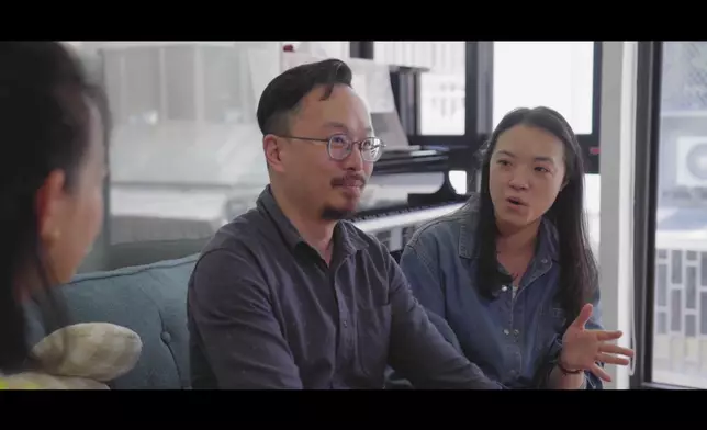 Ricky太太Claire來自高雄，二人相識出於錯摸。