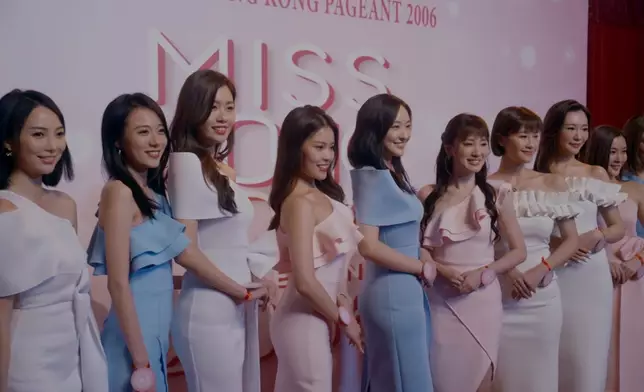 而負責飾演佳麗嘅藝人，呢張相就見到有：郭千瑜（左起）、王菲、李芷晴、黃瀅仴、陳瀅、蔣家旻、劉嘉淇、梁允瑜、陳詩欣、蔡嘉欣