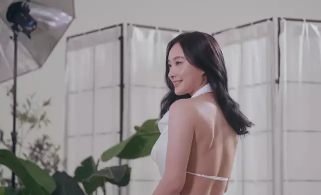 陳瀅呢個Look大晒白滑美肌，超正。