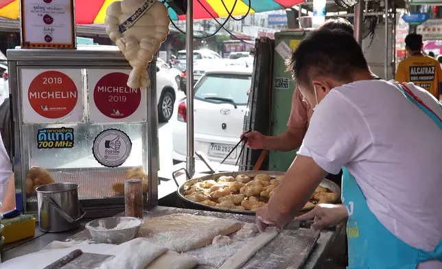 泰國街邊油炸鬼檔，獲米芝蓮推介。