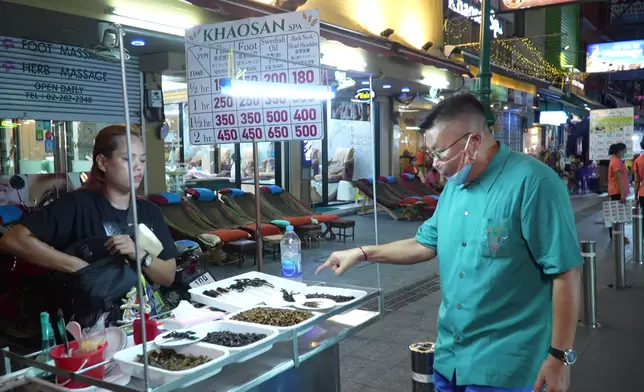夜市街頭小食炸蜘蛛。