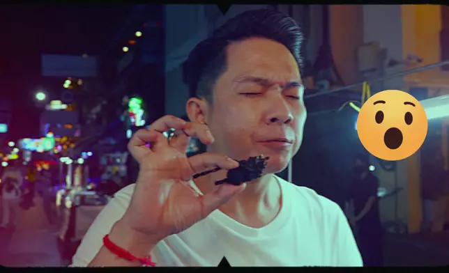 夜市街頭小食炸蜘蛛。