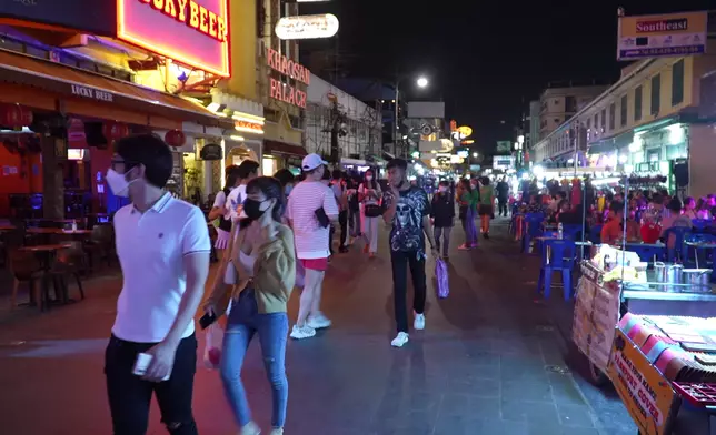 泰國夜市湧現各地遊人。