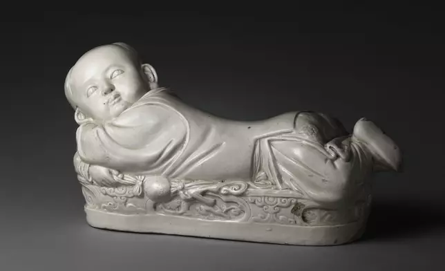 北宋定窯白釉孩兒枕 (圖片由香港故宮文化博物館提供)