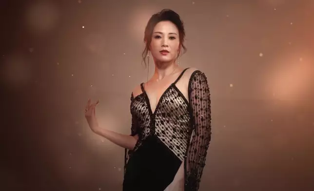 朱晨麗在《美麗戰場》中以超性感低胸晚裝現身。