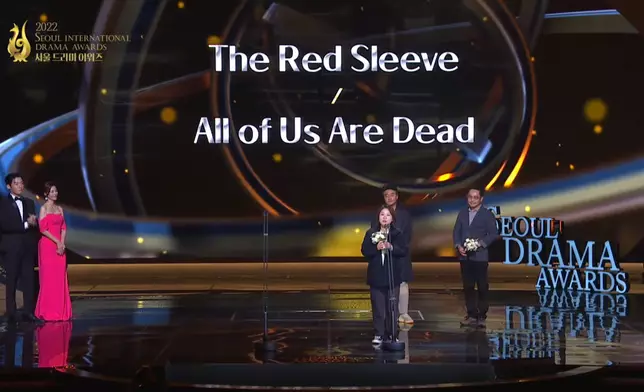 《衣袖紅鑲邊》和《殭屍校園》皆獲頒韓劇最佳作品獎（影片截圖）
