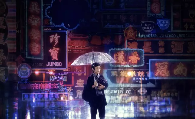 張艾嘉指《燈火闌珊》是套富有情懷的電影，街頭的霓虹燈，陪著香港起起跌跌。