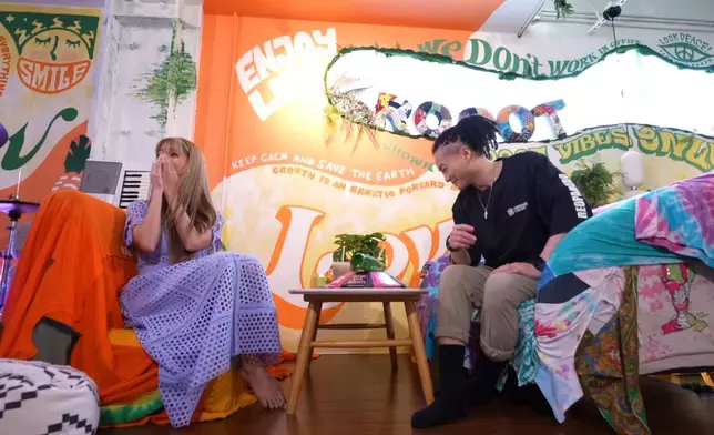 B.O.Z指得知前女友跟別人交往了後，拉近了他與家人的關係