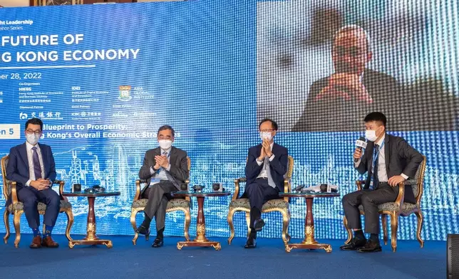 （左起）港大經管學院馮國經馮國綸基金經濟學教授及亞洲環球研究所總監鄧希煒教授；香港大學首席副校長、經濟學講座教授、黃乾亨黃英豪政治經濟學教授兼香港經濟及商業策略研究所總監王于漸教授 ；香港南豐集團董事長梁錦松先生；2010年諾貝爾經濟學獎得主Sir Christopher Pissarides教授及港大經管學院院長兼經濟學講座教授蔡洪濱教授。