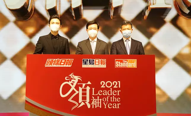 香港特別行政區行政長官李家超先生（中）、星島新聞集團有限公司聯席主席郭英成先生（右）、星島新聞集團有限公司聯席主席蔡加讚先生（左）為頒獎禮揭幕。