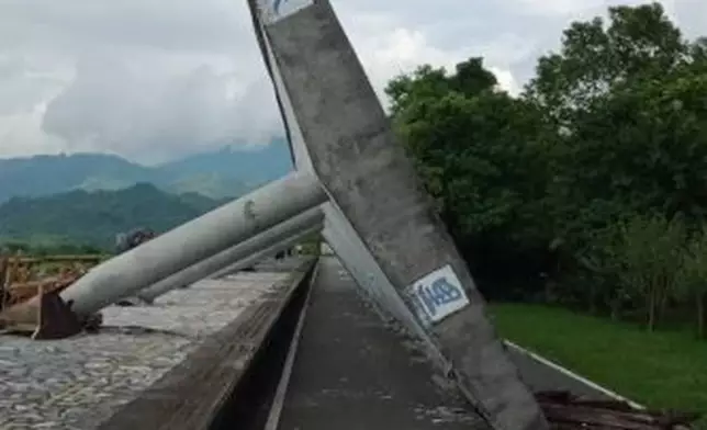 東里站月台建築倒塌。網上圖片