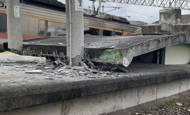 月台火車被雨棚壓垮。網上圖片