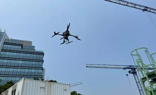 研究團隊利用無人機監測垂直範圍內的臭氧濃度。