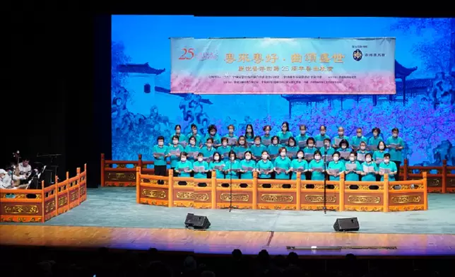 40位粵劇唱家組成的香港戲曲促進會合唱團演唱《齊心啟航創未來》。