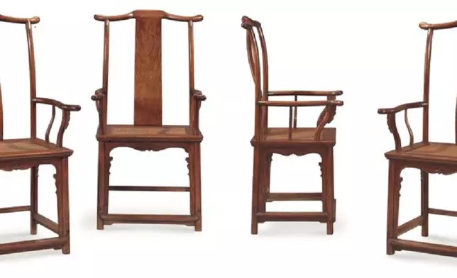 展品之二：明十六世紀末至十七世紀初黃花梨四出頭官帽椅⼀套四張。