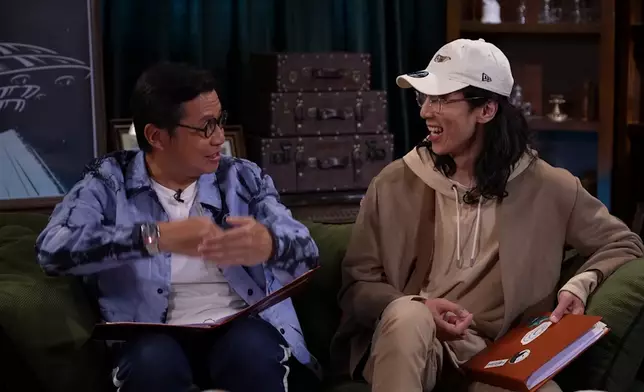 陸永笑言鄭子誠主持了《邊度都有外星人》之後，感性了很多。