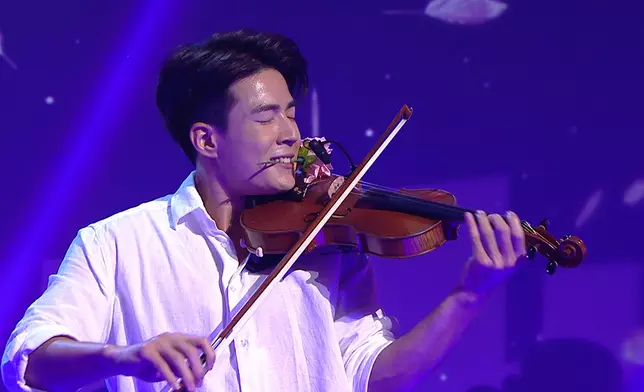 吳兆麟演奏小提琴。