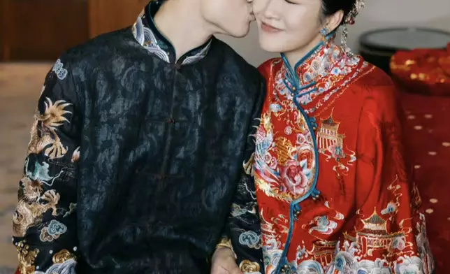 一對新人的中式結婚照。