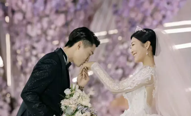 王心迪親吻新娘的左手。