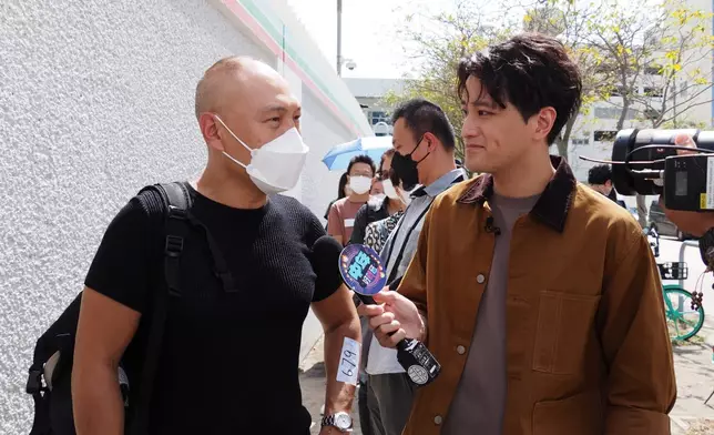 娛樂新聞主播許文軒（右）