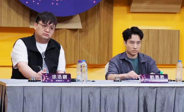面試由TVB Music Group音樂監製劉易昇（右）及音樂製作人徐洛鏘（左）擔任評審。