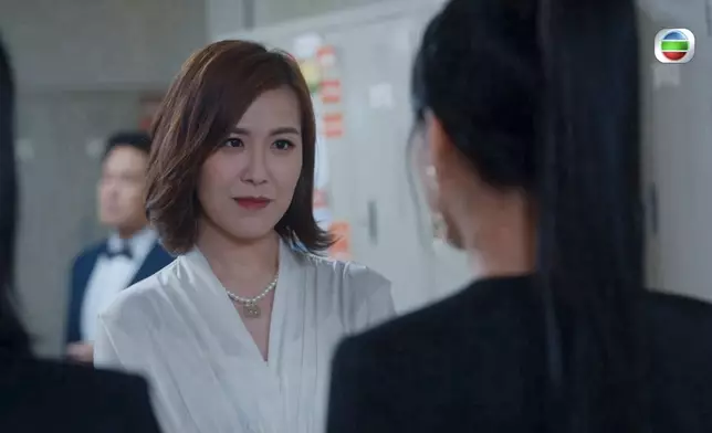 完全覺得阿Moon頭頂好似有把刀要飛出嚟咁，好強勁嘅氣場。難怪網民都話佢勁有宮鬥女強人格局。