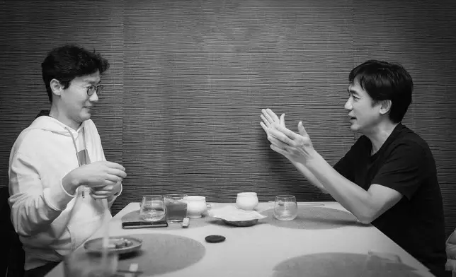 梁朝偉和黃東赫導演講到手舞足蹈，看來相當投契（劉家玲Facebook圖片）