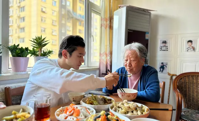 黃曉明在社交平晒出了自己和外婆一同吃家鄉飯菜的照片。