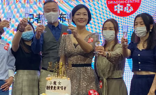 龍婷與主辦單位在台上祝酒，預祝演唱會一切順利。