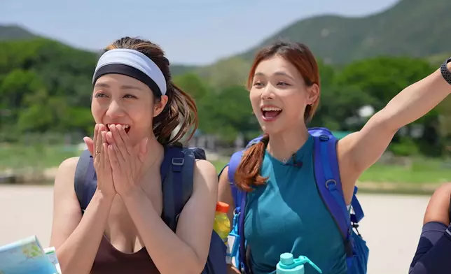 一聽到要挑戰蚺蛇尖，Nicole（左）同Jessica都好興奮。