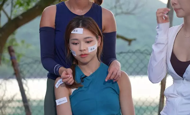 Jessica喺呢兩日一夜嘅旅程入面，有扮演中暑者方便隊員上workshop，佢都扮得好投入架。