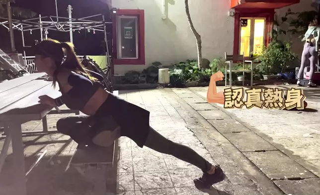 凌晨出發登山嘅四位港女野人，雖然未必好夠瞓，但就做足熱身運動。