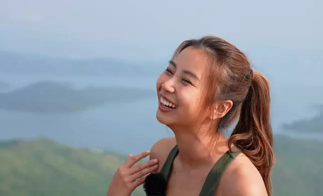 Honey雖然要捱痛登頂，但佢鏡頭前全程笑容滿臉，好堅強好專業。