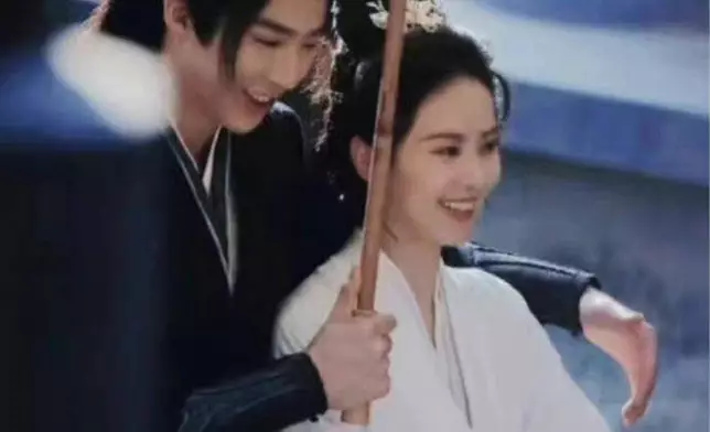 劉詩詩與劉宇寧《一念關山》片場花絮照流出。