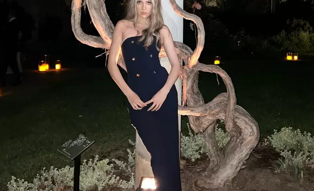 谷愛凌以性感造型亮相時裝騷。