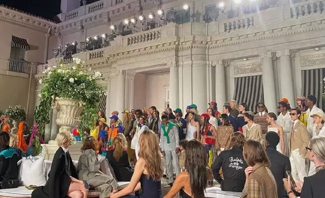 一頭柔順秀髮超美。